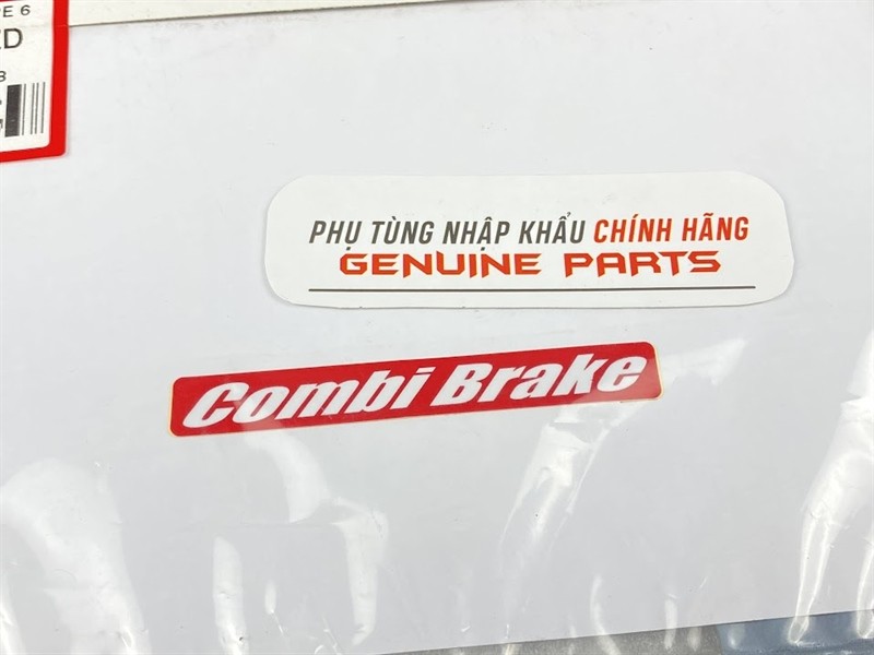 Tem Combi Brake trắng nền đỏ nhám Vario 2018 86611K59A70ZD